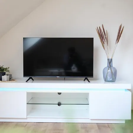 Beech Apartment: Maisonette + Free Parking + Netflix アパート